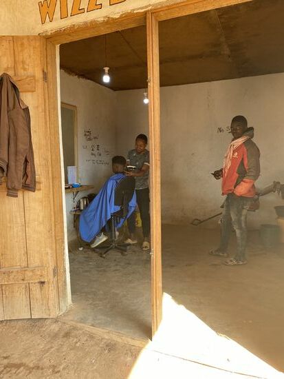 Es geht weiter. Der Dorf-Frisör hat geöffnet. Wir überlegen kurz, ob wir warten und Thomas sich die Haare schneiden lässt. Wir kommen dann aber mit Roggers überein, dass wir dies am nächsten Tag in Lushoto nachholen werden.