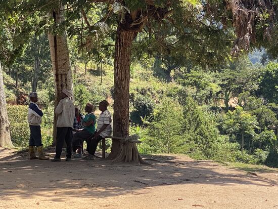 Ganz oft sieht man in einem Dorf die alten Männer beisammen sitzen- immer ruft man uns ein freundliches “Jambo” zu. Hier ist es eine Gruppe Muslime.