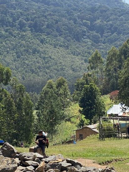 Im Dorf treffen wir immer wieder auf spielende Kinder. Einige jagen Schmetterlinge, die es hier in Unmengen gibt.