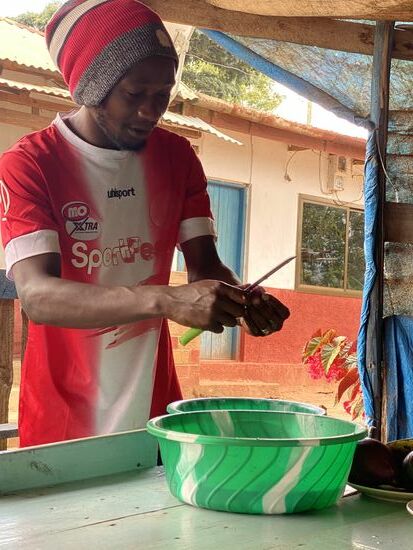 Mittagspause: in einem der Dörfer pausieren wir auf dem Grundstück eines Dorfbewohners, den Roggers kennt. Wieder gibt es Avocado, Tomaten, Zwiebel und Chapati. Und natürlich frisches Obst: heute Bananen und Orangen.