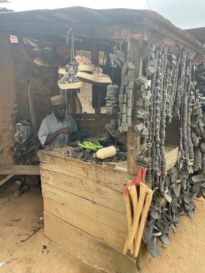 Nach der Pause geht es weiter und im nächsten Dorf treffen wir auf dieses Geschäft. Dieser Schuhmacher stellt Schuhe aus alten Autoreifen her.