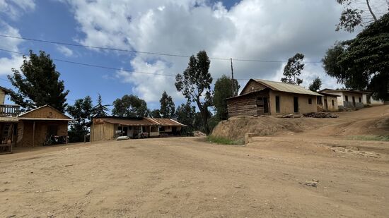 Der Dorfplatz ist leergefegt. Niemand ist unterwegs …