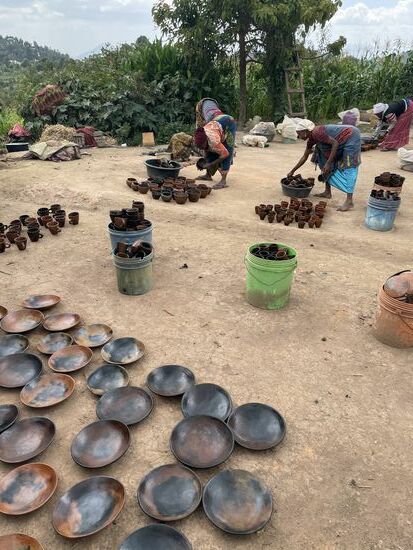 Roggers führt uns noch zu einer Werkstatt, in der getöpfert wird. Als man uns sieht, wird alles direkt ausgepackt und ausgebreitet. Die Produkte sind alle sehr hübsch, aber leider können wir aus gepäcktechnischen Gründen nichts kaufen. Diese ausschließlich von Frauen geführte Werkstatt verdient es jedoch unterstützt zu werden und wir geben an eine der Frauen etwas Geld.