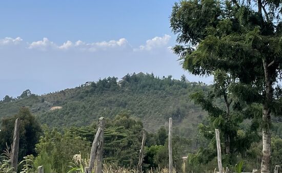 Dort oben wollen wir hin: unsere Lodge: So nah - und doch so fern