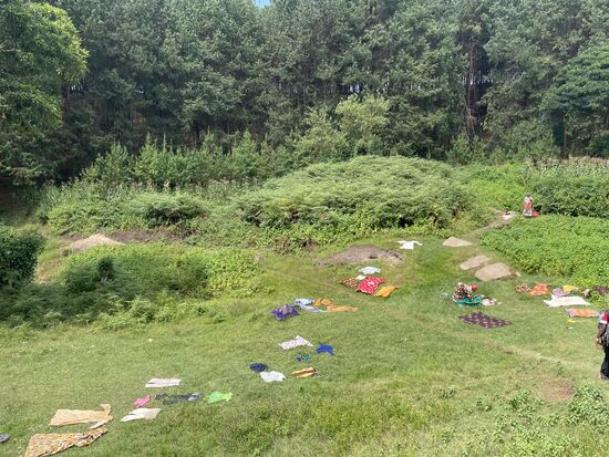 Es geht noch mal runter, dann wieder rauf. Wir durchlaufen einige Täler in denen Bäche vor sich hinplätschern und Frauen Wäsche waschen.