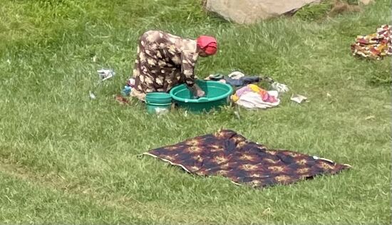 Es ist übrigens unglaublich, wie viel in diesem Land die Frauen arbeiten. Sie sind rund um die Uhr damit beschäftigt sich um den Haushalt und die Kinder zu kümmern. Und das ist zum Teil mit sehr schwerer Arbeit und langen Strecken verbunden.