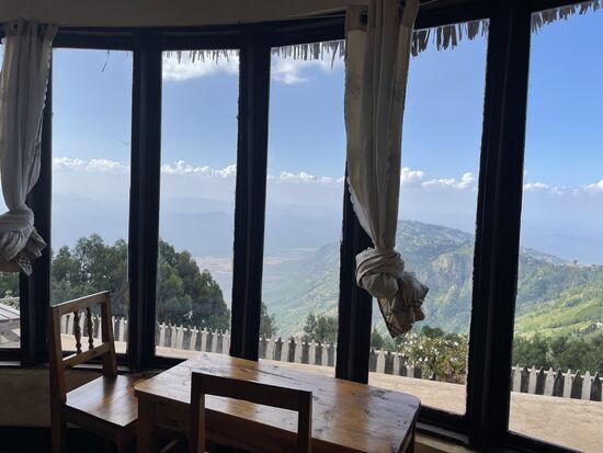 .. mit einer atemberaubenden Aussicht. Hoch auf dem Berg, über den Wolken.