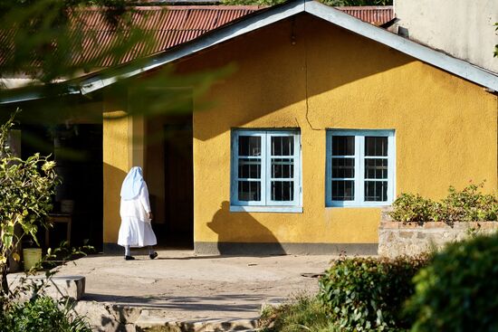 Genau so wie dieser Schwester. Sie ist auf dem Weg zur Küche ….