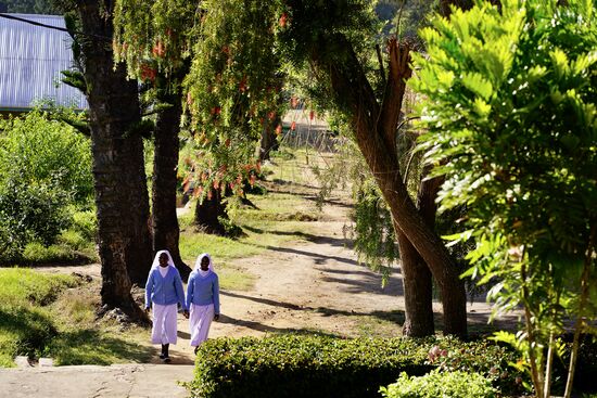 Die Frühmesse ist aus und die Schwestern strömen aus der Kirche in alle Richtungen, sie tuscheln und kichern