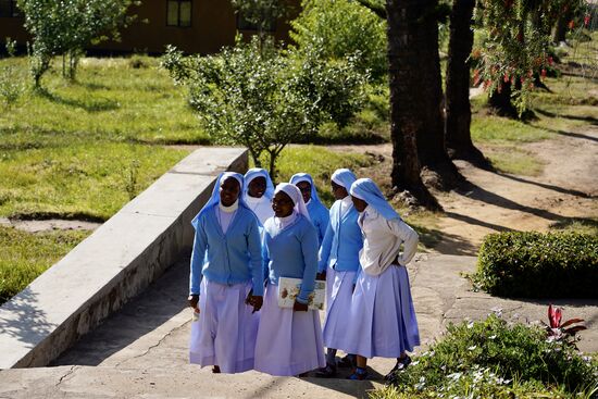 Alle begrüßen uns fröhlich, stellen sich mit Vornamen vor, fragen uns nach unseren Namen und wie es uns geht. Und man freut sich, dass wir zu ihnen gekommen sind.