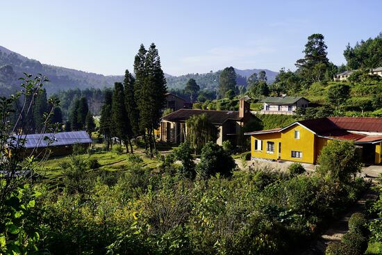 Ein letzter Blick zurück auf die wunderschöne Anlage: ein einfaches aber herzliches Leben-ein strahlender Sonntag begrüßt uns