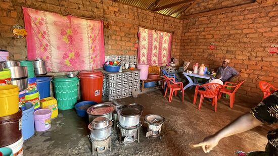 Es sind übrigens schon erste Gäste da - vermutlich noch zum Frühstück. In den vielen Gefäßen ist übrigens alles, was diese Küche an Zutaten benötigt.