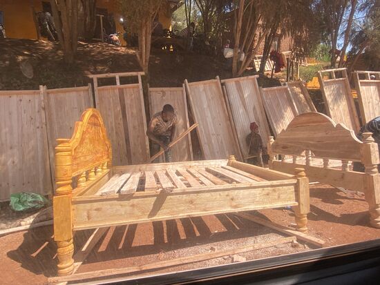 In einem Dorf werden viiiiele Betten verkauft. Es ist hier heute Wochenmarkt und die Hauptstraße wird einfach zum Markplatz umgewandelt.