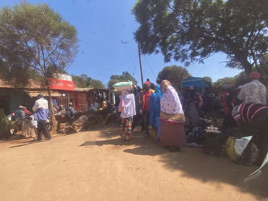 Es gibt kaum ein Durchkommen. Unser Fahrer drängelt sich durch die Menschenmassen und behauptet sich gegen den Gegenverkehr