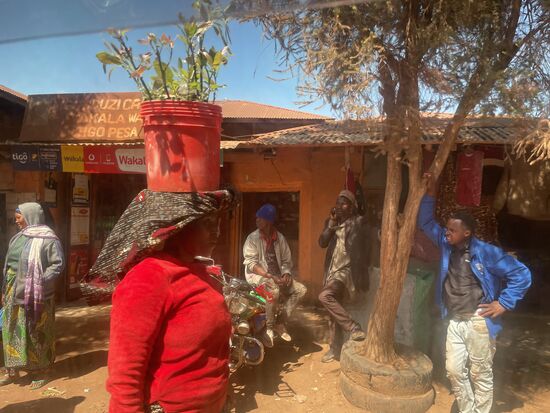 Und immer wieder Händlerinnen und Händler, die etwas anzubieten haben.