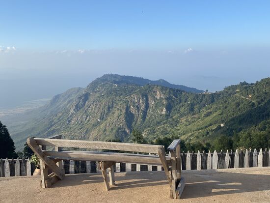 Der Ausblick ist grandios. Leider kann man nicht den Kilimandscharo sehen. Es ist zu diesig und Wolken behindern die Sicht.
