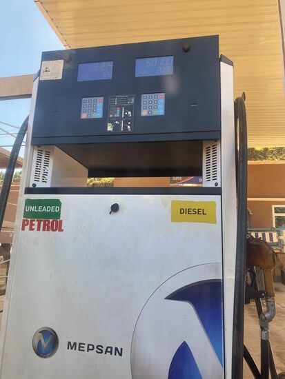 Schnell noch mal getankt: Für 5000 TzS- das sind ca 2 Euro. Aber auch hier in das Benzin teurer geworden. Und begründet wird es auch mit der Krise in der Ukraine.