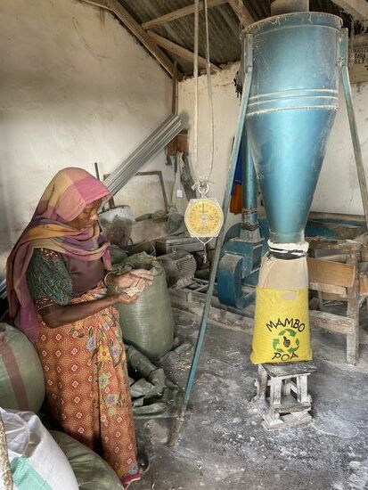 Wir schlendern durch das Zentrum der Stadt und besuchen eine Mühle. Hier wird der Mais- die Körner sind hier weiß- zu Mehl gemahlen