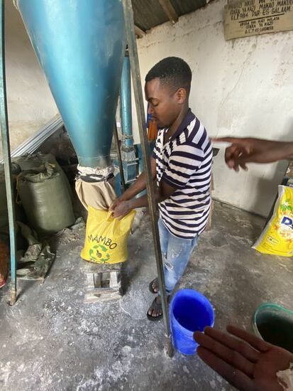 Aus dem Mehl werden dann die Chapati gebacken. Das sind die runden Fladen, die Roggers uns immer zum lunch serviert hat