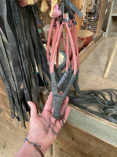 Steinschleudern, aus alten Autoreifen- die werden u. a. auch zum Vertreiben der frechen Affen genutzt