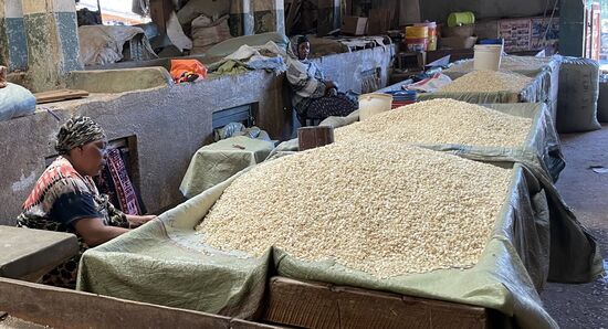 Auch sie langweilt sich….gähn… - ach nein: im Vorbeigehen sehen wir dann, dass diese Händlerin den Mais mit der Hand verliest und die schlechten Körner aussortiert.