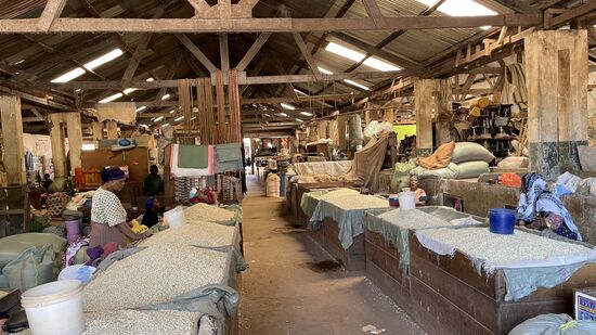 Es ist wirklich nicht viel los. Es ist aber auch heute kein Wochenmarkt, sondern ein regulärer Tag hier in der Markthalle, Der Wochenmarkt findet auch an anderer Stelle unter freiem Himmel statt