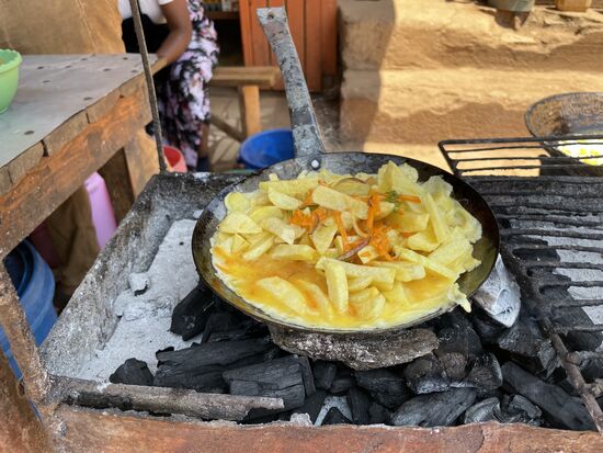 Hier bereitet er Pommes mit Ei zu- das wird ein Pommes- Omelett   oder Tortilla, wie man es in Spanien nennt.