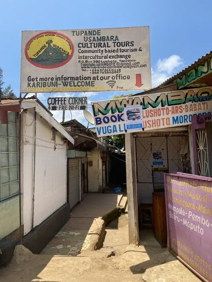 Jetzt zeigt uns Roggers noch seinen Coffeeshop, der gleichzeitig auch sein Office ist