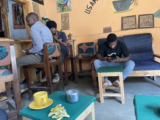 Der Kaffee ist köstlich, hat aber auch seinen stolzen Preis für hiesige Verhältnisse 
Aber vielleicht hat man für uns den Touri-Aufschlag berücksichtigt.
Die Drei hier sind sicherlich wegen des kosten WLAN hier. Alle sind aber sehr freundlich und wünschen uns einen guten Tag.