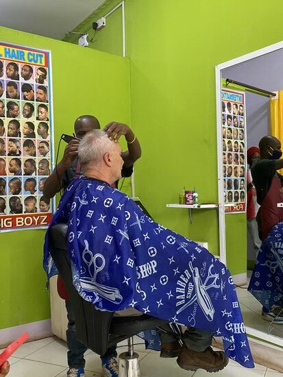 Thomas muss dringend zum Frisör- das erledigen wir hier auch gleich.
Der junge Mann gibt sich SO viel Mühe!