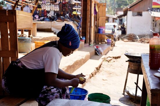 Sie schält die Kartoffeln für die Pommes—bestimmt den ganzen Tag…