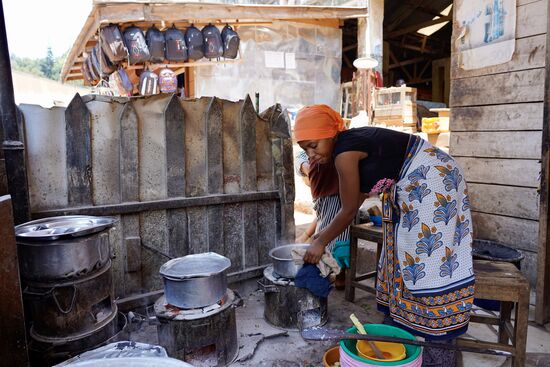 Auch sie ist in diesem Restaurant beschäftigt und zaubert in vielen Töpfen.  Bald ist Mittag und dann ist hier bestimmt der Teufel los. So wie uns Roggers erzählt, gehen die Tansanier sehr viel außerhalb essen.