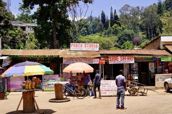 Wir kommen an einem Fotostudio vorbei - überall geschäftiges Treiben
