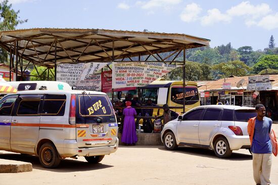 Auf den Plakaten sieht man die entsprechenden Routen, wohin es überall geht.