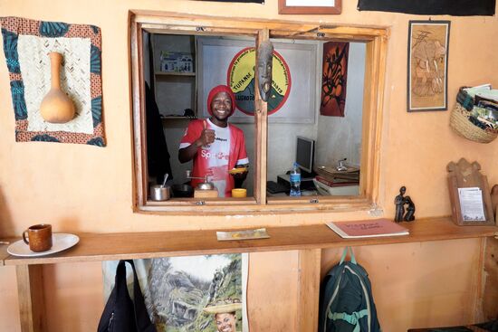 Roggers lässt es sich nicht nehmen, uns selbst einen Kaffee zuzubereiten und schwups ..