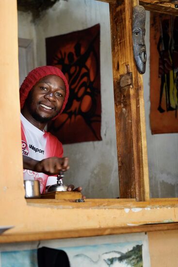 … hat er die Kaffeemühle in der Hand.