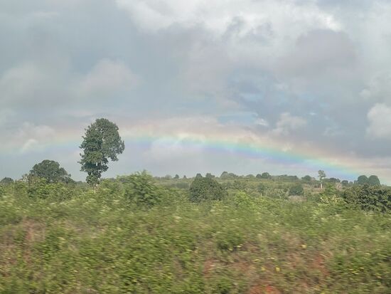 Da wird mal ein Regenbogen eingefangen!  - Zwischendurch haben wir immer mal wieder kleine Regenschauen - und danach ist es dann wieder höllisch heiß mit hoher Luftfeuchtigkeit.
Die Fahrt ist anstrengend- wir haben kaum Beinfreiheit und keine AC.
Die Knie schmerzen und meine Laune geht in den Keller.