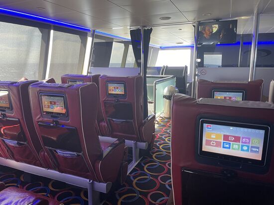 .. man hat uns dann in den Royal-Class Bereich gesetzt. Vermutlich haben sie gesehen, wie sehr ich mich über die Gepäckträger geärgert habe und befürchteten,  dass ich mich noch mehr aufrege 