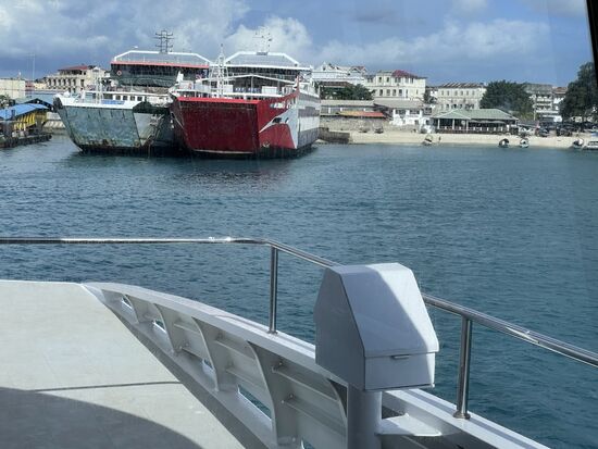 Anleger im Hafen von Stonetown. Es geht recht zügig von Bord, wir müssen an einen Counter der Immigration, füllen brav ein Formular aus. Da schaut keiner drauf, sondern es gibt einfach noch einen Stempel in den Pass - fertig!