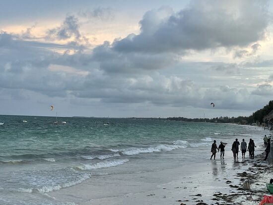 Paje liegt im Südosten der Insel - direkt am Indischen Ozean. Wir beziehen unser Zimmer in der „Villa Kiota“ Betrieben wird dieses kleine B&amp;B Hotel von Elske, die mit Sadat verheiratet ist und das Hotel hier seit ca. 3 Jahren betreibt. Wir fühlen uns gleich zuhause.
Natürlich machen wir einen kurzen Spaziergang zum Meer und essen in einem italienischen Strandrestaurant eine Pizza.