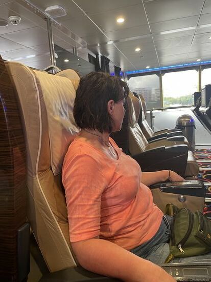 Endlich am Platz! Übrigens hat niemand das Gewicht, oder die Anzahl der Gepäckstücke kontrolliert.
Das Schiff ist eh fast leer.