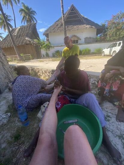 Natürlich haben wir die Massagen in Anspruch genommen und auf die Frage nach einer Pediküre wurde gesagt „no Problem“ - Mit gewissen Abstrichen, die man hier machen muss (ich zum Beispiel saß auf einer wackeligen Getränkekiste) war es ganz okay. Zu Dritt haben sie uns bearbeitet und sie hatten die Ruhe weg.