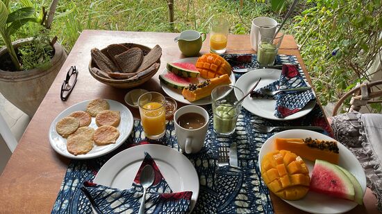Eier und holländisches Graubrot und Pancakes