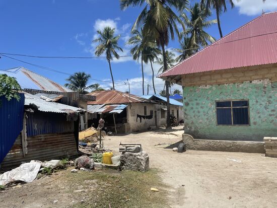 Nach dem Frühstück machen wir uns auf den Weg ins „Stadtzentrum“. Es ist aber nicht so weit. Vielleicht 400 Meter