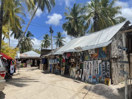Überall Hütten mit sehr viel Handarbeiten und Artwork - an jeder Ecke sitzt jemand und malt oder bemalt etwas.