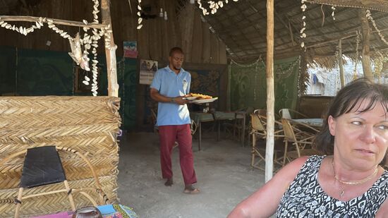 Das Praktische war/ist, dass der Behandlungsraum direkt an das Restaurant angrenzte bzw. darin war, sodass der Weg zum Essen nicht so weit war.