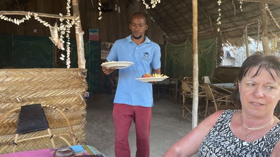 Es gab Hähnchen und Pommes - Beides war super gut. „Lecker Lecker“ ist der Spitzname des Inhabers. Er hat als Beikoch bei einem österreichischen Gastronomen in Arusha gelernt. Der Chef sei immer in die Küche gekommen und habe gesagt: die Gäste sagen, das Essen sei „Lecker Lecker“ 
- und so bekam er den Namen und hat sein eigenes Restaurant hier eröffnet