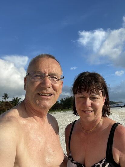 Jetzt ein kurzes Bad im Meer, duschen und das leckere Frühstück genießen