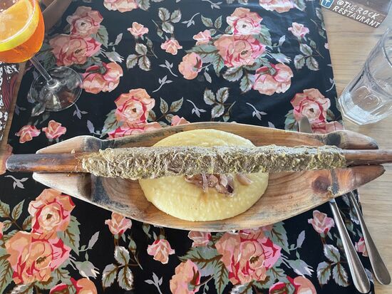 Wir entscheiden uns ein für Fisch Carpaccio - das war klasse - und Steak am Stick. Es war gut, aber nicht gut genug für den Preis der aufgerufen wurde. Location super - Essen okay - Preise gesalzen
Es erinnerte mich ehrlich gesagt, an ein Döner—auch geschmacklich 