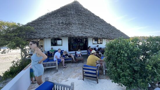 Das Restaurant hat auch eine Außenterrasse. Fast alle Plätze waren belegt
Außen kann man schön bei einem Cocktail sitzen—innen war das Publikum etwas affektiert